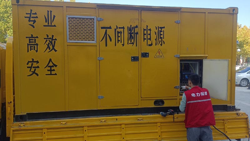 海勃湾柴油发电机组和UPS电源配合使用时，如何避免切换过程中的电力中断？